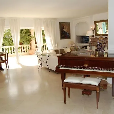 Dans Villa Spa Hammam Sauna Piscine, 5 Chambres Villa *