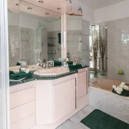 Dans Villa Spa Hammam Sauna Piscine, 5 Chambres *